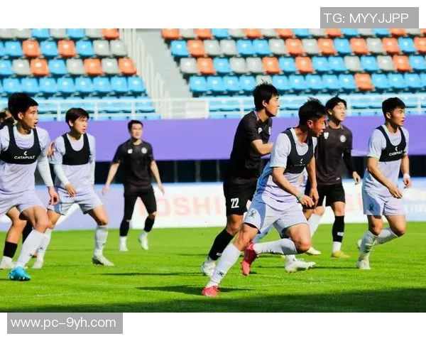 激情四溢的足球德比决赛揭幕对决两队宿敌争夺荣誉与荣耀之战