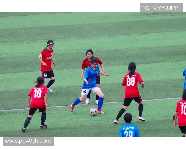 足球踢踢:探索这项运动背后的激情与团队精神的无限魅力 足球踢踢:探索这项运动背后的激情与团队精神的无限魅力